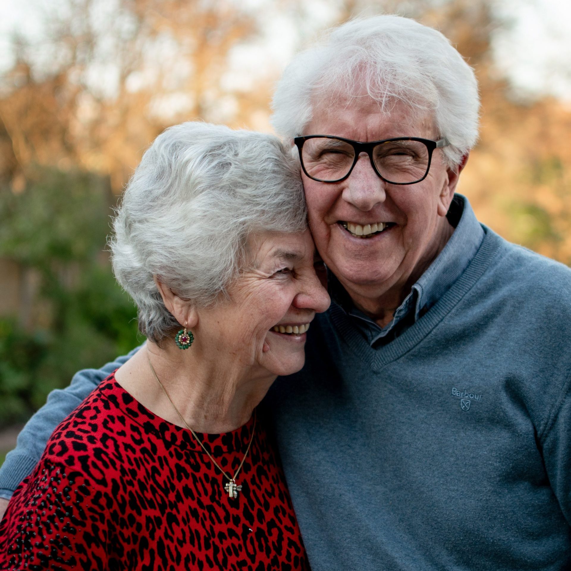 joe-hepburn-qr7rfIthbvc-unsplash Smiling old couple